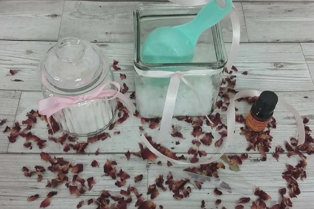 How to Make Lavender & Rose Mineral Bath Detox