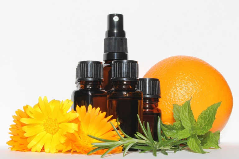 Read more about the article Ditch Chemicals & Scent your Home Naturally