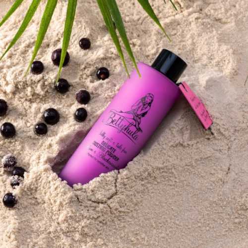 Betty Hula Dusting Powder Glass Bottle – Rum and Blackcurrant